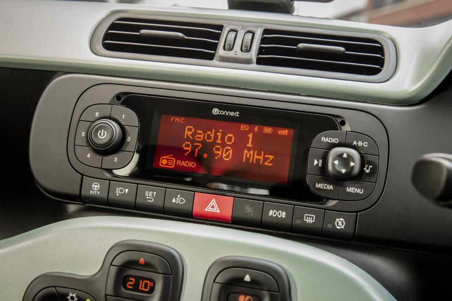 Детали интерьера Fiat Panda Hybrid Launch Edition (319) 2020 года  (UK) (фото 36 из 40)